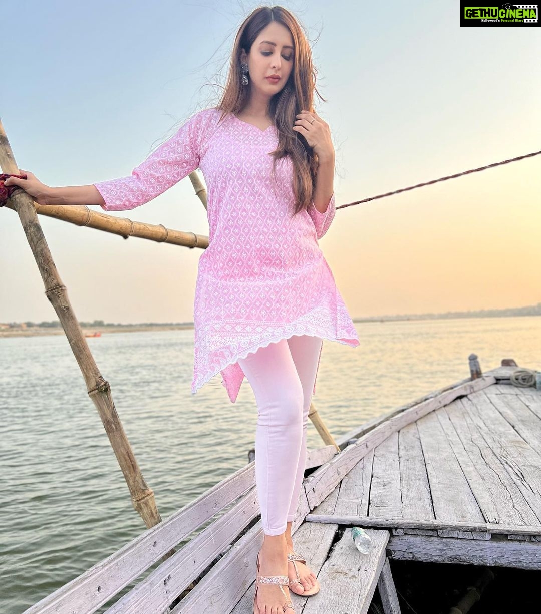 Chahatt Khanna Instagram - First day of my forthcoming film shoot in beautiful Banaras #cinema #film #indian #indiangirl #ganga #boat #gangaghat #banaras #chahattkhanna #movie #work #shoot #actormode #backtoroots #sunset Varanasi, India