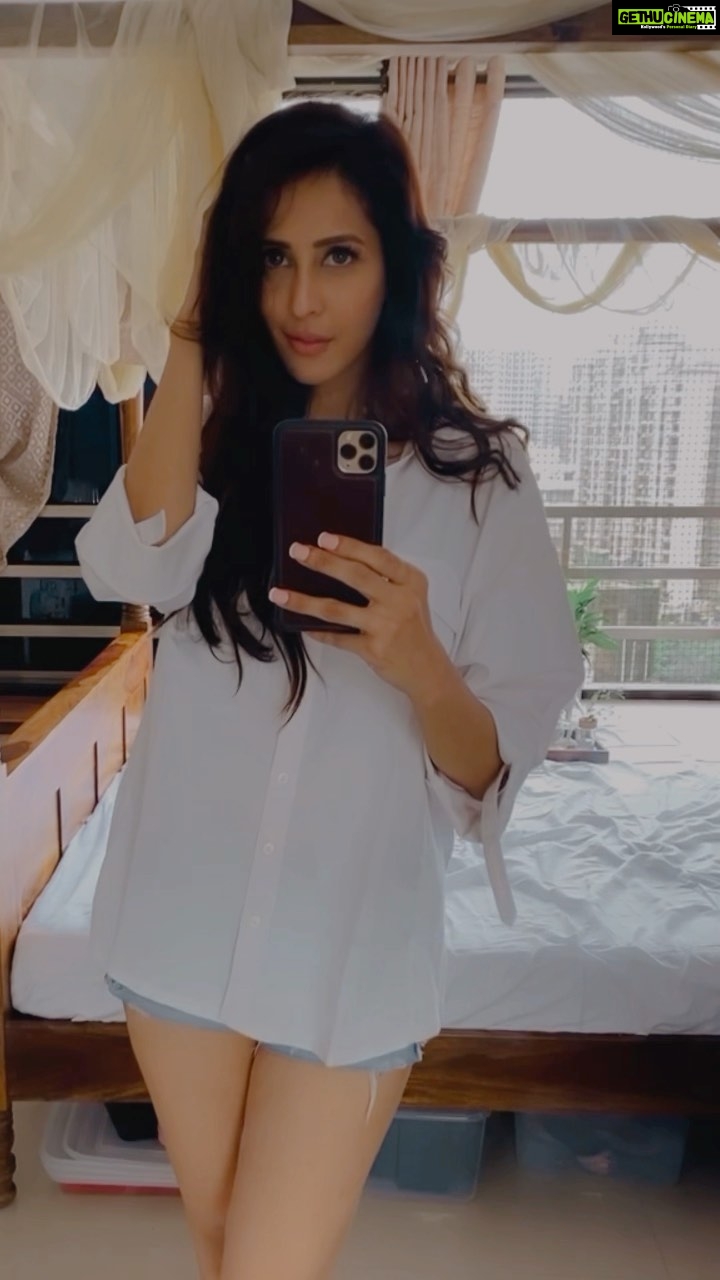 Chahatt Khanna Instagram - Timepass #whiteshirt #reelsinstagram #reels #reelitfeelit #chahattkhanna #bedroom