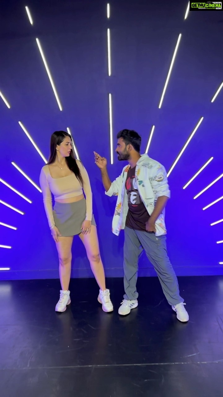 Chahatt Khanna Instagram - Sailing in my fav Akshay trend .. always been my Fav 💜 #ck #chahatkhannna #funreels #dancereels #bollywood #reelsindia @bikramsaha7161