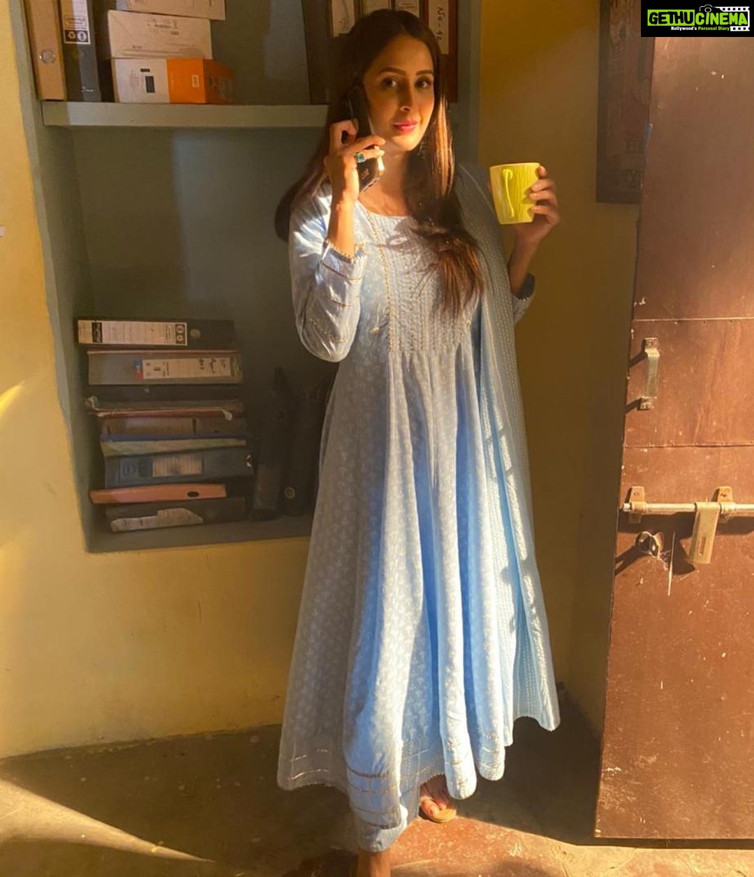 Chahatt Khanna Instagram - Few clicks bts from the set of my new film#justrandom #bts #chahattkhanna #shoot #film #cinema #banaras #coffee