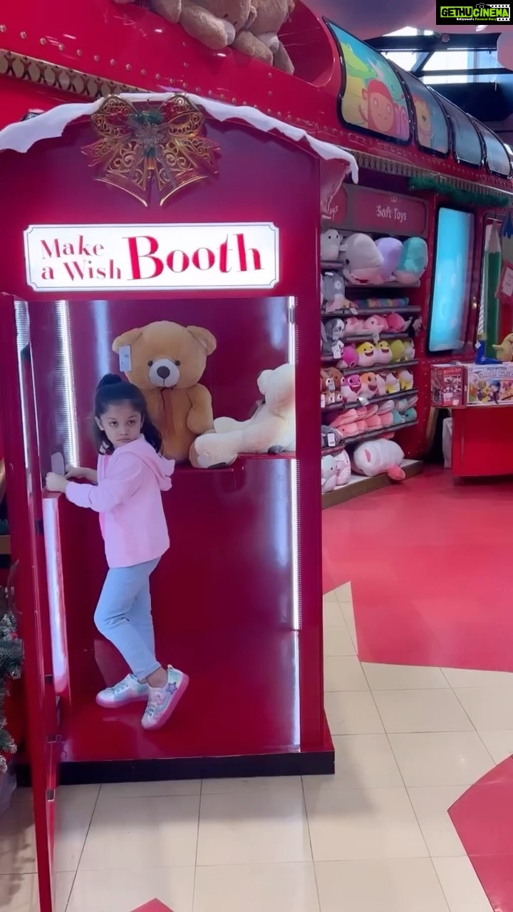 Chahatt Khanna Instagram - Xmas with @hamleys_india @ammarzogirls and me #xmas #gifts #family #daughters #fun #festival