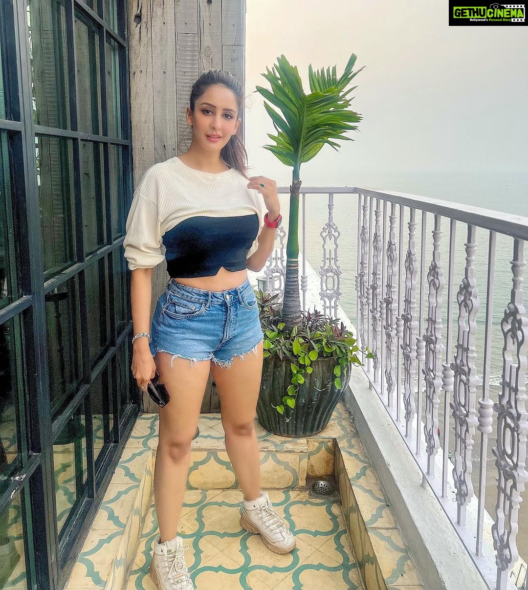 Chahatt Khanna Instagram - When life gives you 100 reasons to complain , write a book on it and become creative 🤪#sea #shorts #casual #instagood #picoftheday #chahattkhanna #soho #nature #beauty