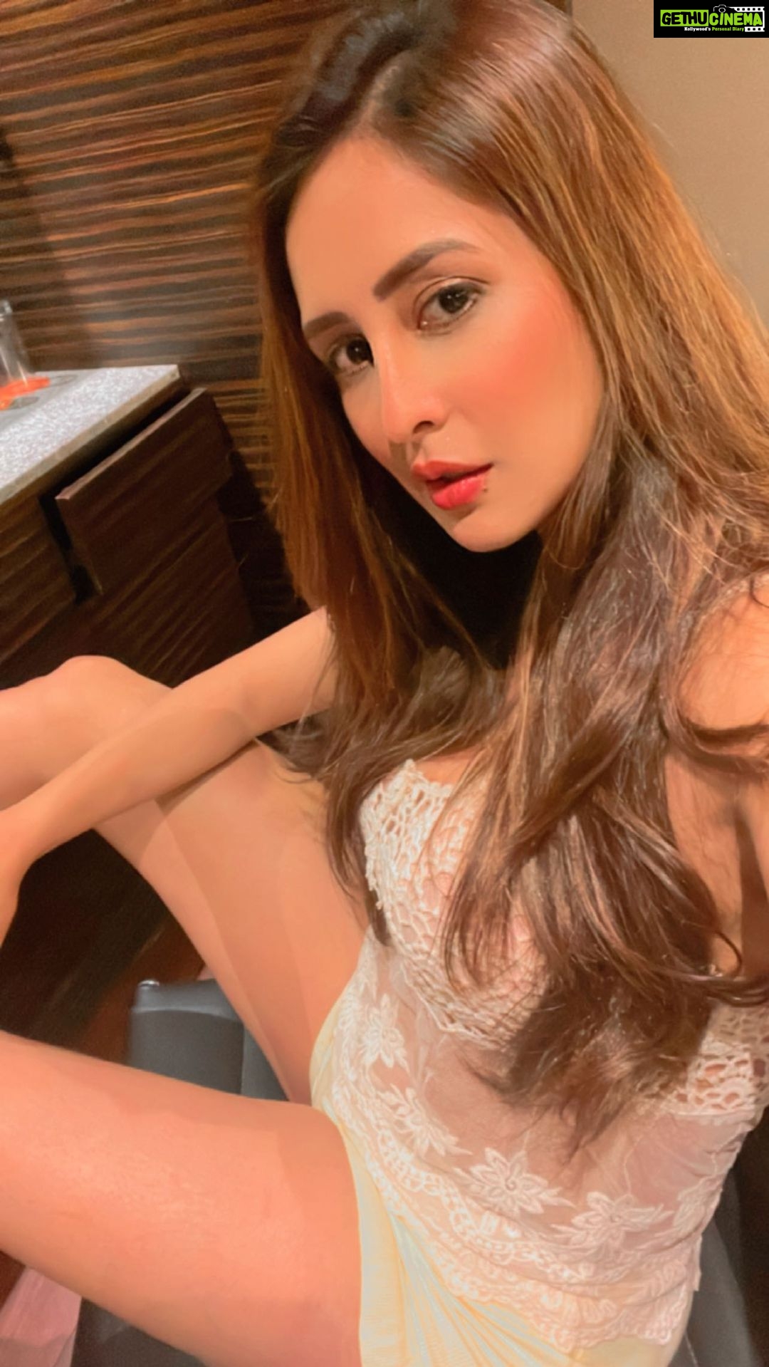 Chahatt Khanna Instagram - In love with this new song #phull @kevvysaage