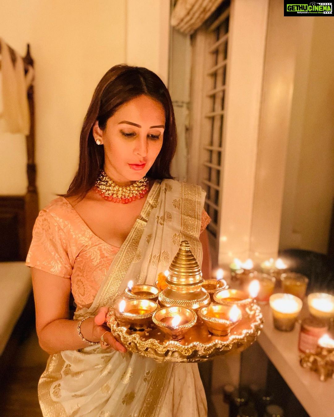 Chahatt Khanna Instagram - Happy Festival of lights .. which you brought 🪔 #happydiwali