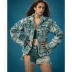 Chahatt Khanna Instagram - Your success might ignite fire in your competitors take it as a compliment ;) #yougogirl #ck #denimlook #casual 🎥@subisamuel Outfit @rezachirag Make up @jessdoesyourmakeup Hair @stylistsony