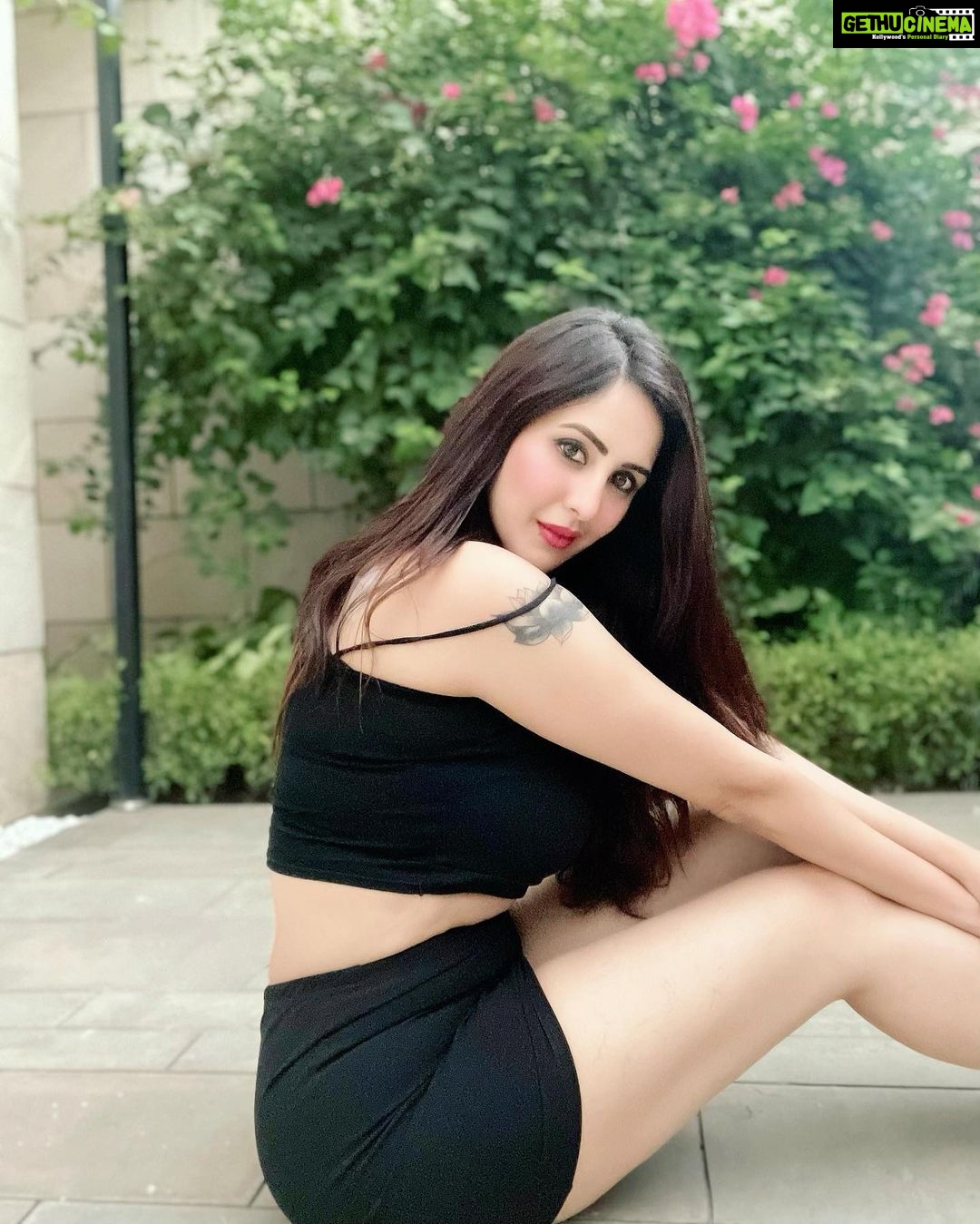 Chahatt Khanna Instagram - Turn the pain into power #black #chahattkhanna #nature #ck #influencer #sunshine #outdoors