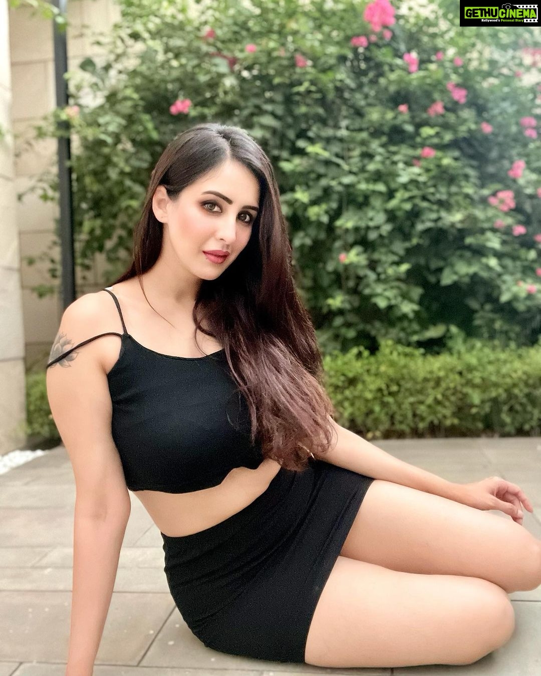 Chahatt Khanna Instagram - She had galaxy in her eyes and universe in her mind 💫🪐🌈 #chahattkhanna #nature #fresh #instagood #black #noedit #picoftheday #entrepreneur #actor