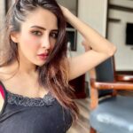 Chahatt Khanna Instagram - Yes those fur on me are of my cat’s ..