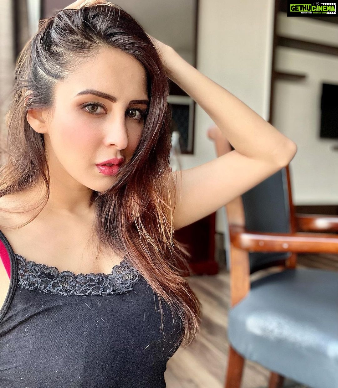 Chahatt Khanna Instagram - Yes those fur on me are of my cat’s ..