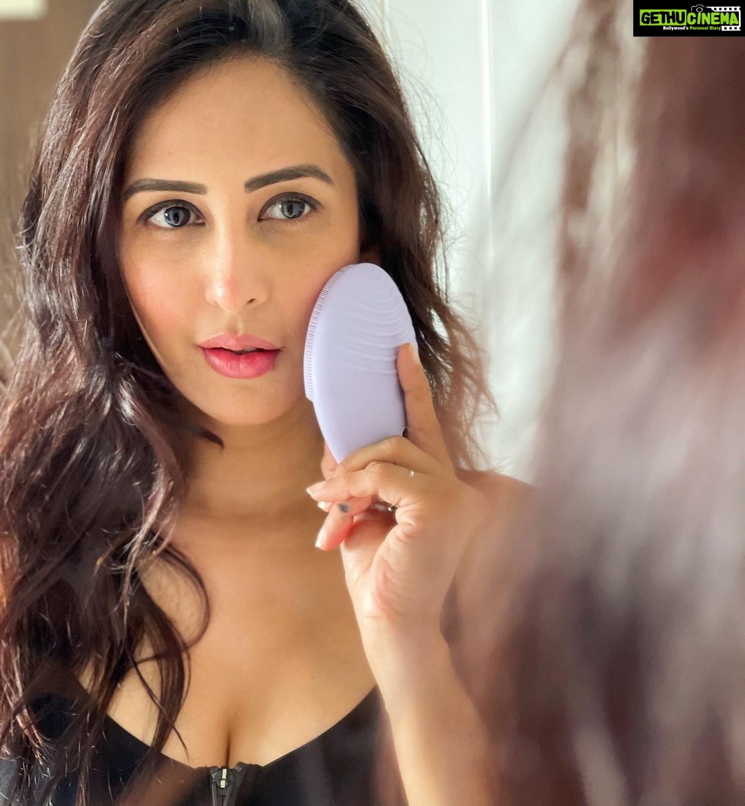 Chahatt Khanna Instagram - The best way to keep your skin clean and healthy at home this lockdown,my skin’s lockdown partner @foreo_in #quarantinelove #ck #skinfood #goodskin #healthyskin