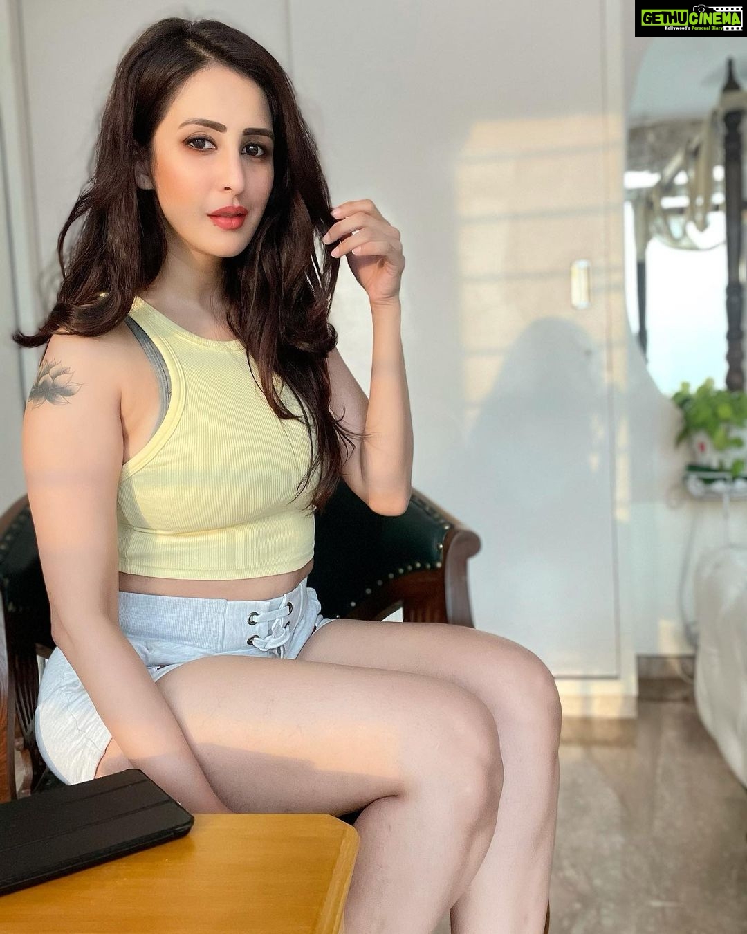 Chahatt Khanna Instagram - Always know the difference in what you getting what you deserve .. #ck #chahattkhanna #morning #morningvibes #magicehour #home
