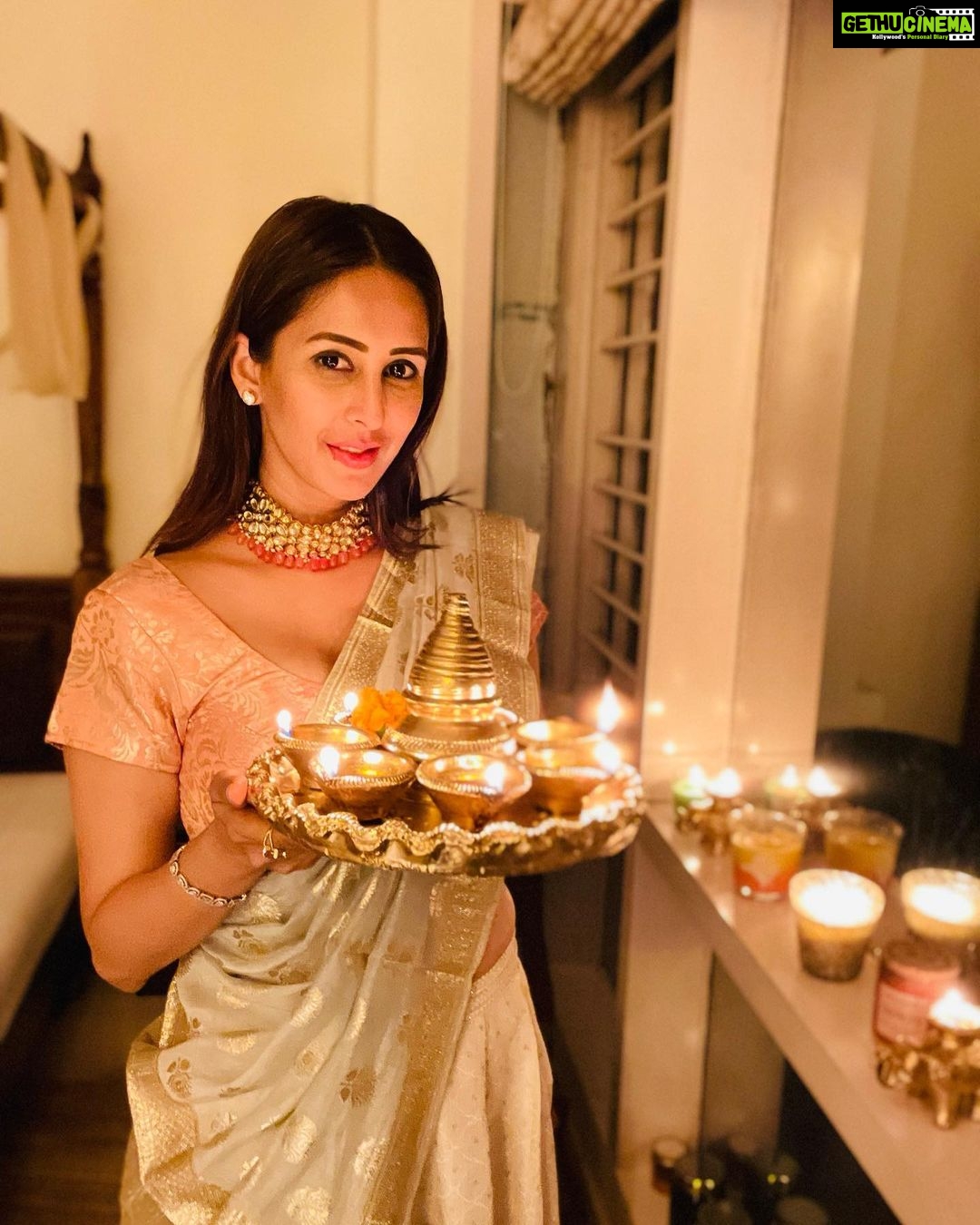 Chahatt Khanna Instagram - Happy Festival of lights .. which you brought 🪔 #happydiwali