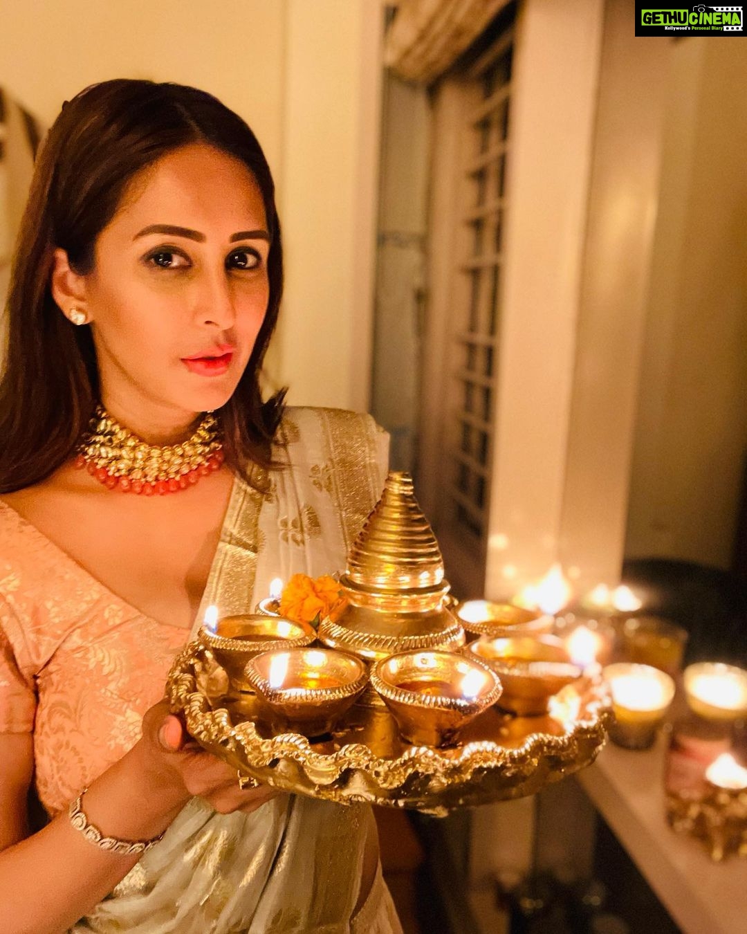 Chahatt Khanna Instagram - Happy Festival of lights .. which you brought 🪔 #happydiwali