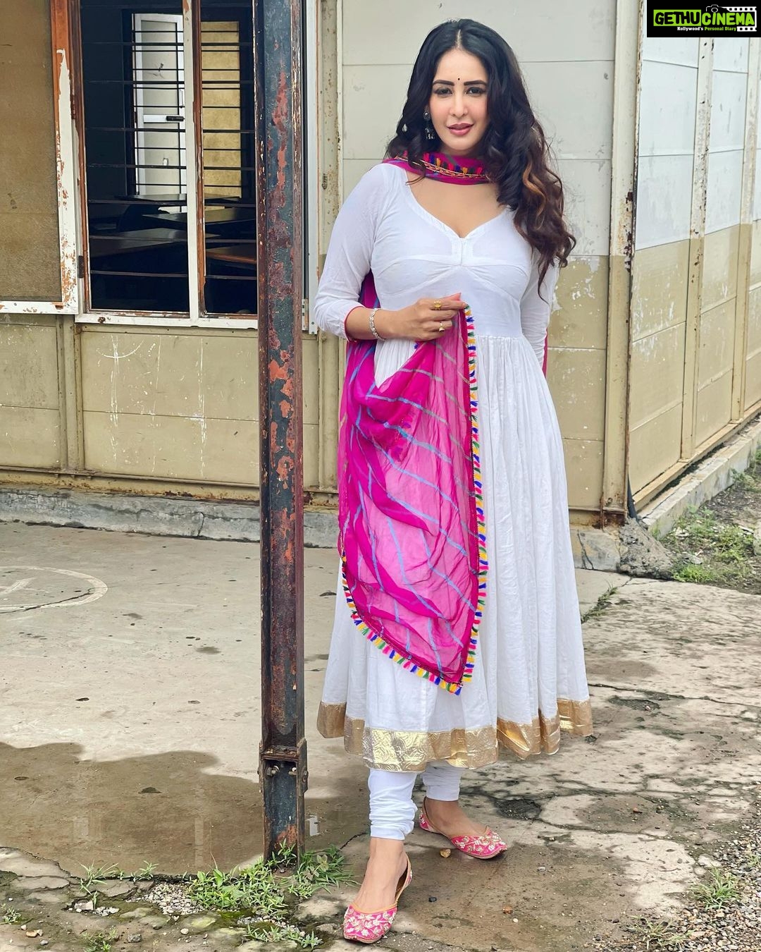 Chahatt Khanna Instagram - Happy festivities 🌈❤️🪁🎉 @ambraee_ Halol,Pavagadh