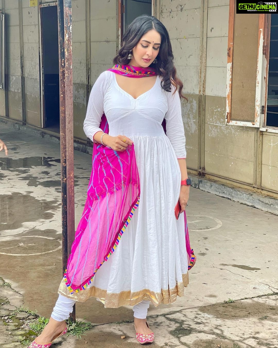 Chahatt Khanna Instagram - Happy festivities 🌈❤️🪁🎉 @ambraee_ Halol,Pavagadh