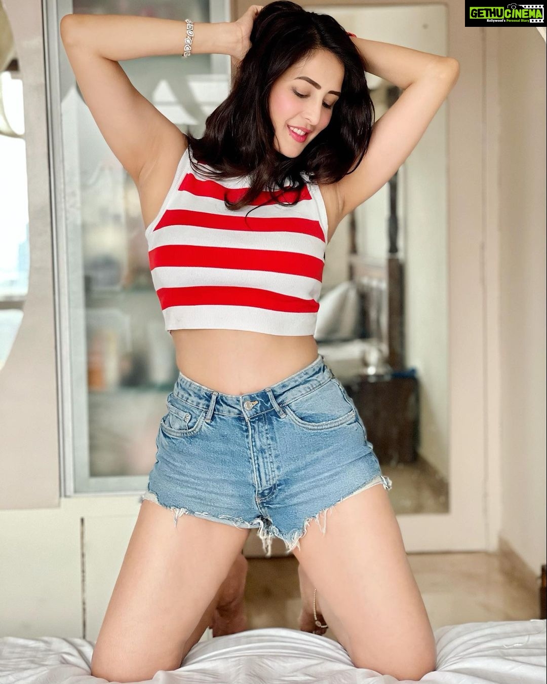 Chahatt Khanna Instagram - Aaj Sunday hai !! #weekendvibes #weekend #playtime #playful #ck #chahattkhanna #instagood #homealone #influencer #indian #girl India