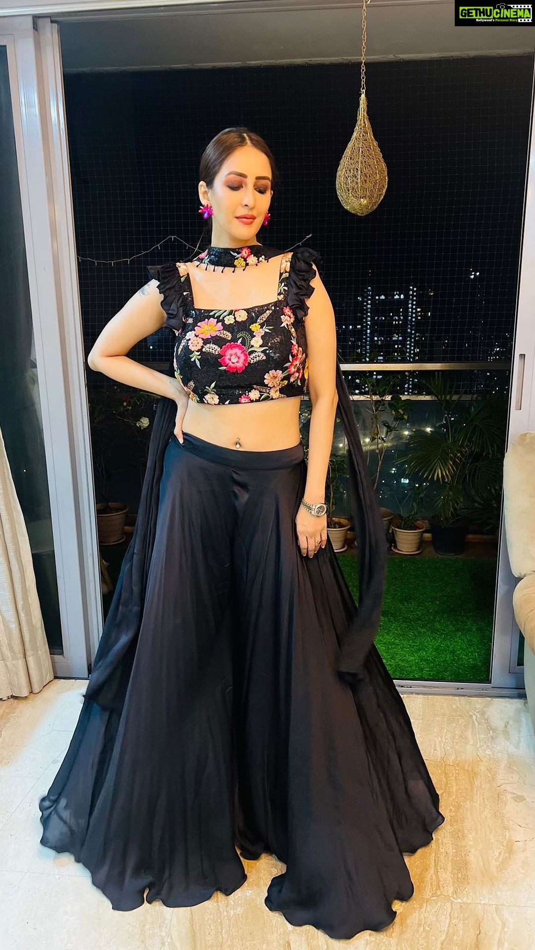 Chahatt Khanna Instagram - Dramatic… #ckreels #chahattkhanna #punjabi #saah #mysong