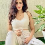 Chahatt Khanna Instagram - हम कुछ वक़्त के लिए मशरूफ़ क्या हुए , महफ़िल का मंज़र ही बदल गया .. #ckoriginal #ck #ckwrites #chahattkhanna #candid #home #garden #greenery #casual #summers #healthyhair #instagood #instagram #picoftheday Andheri West
