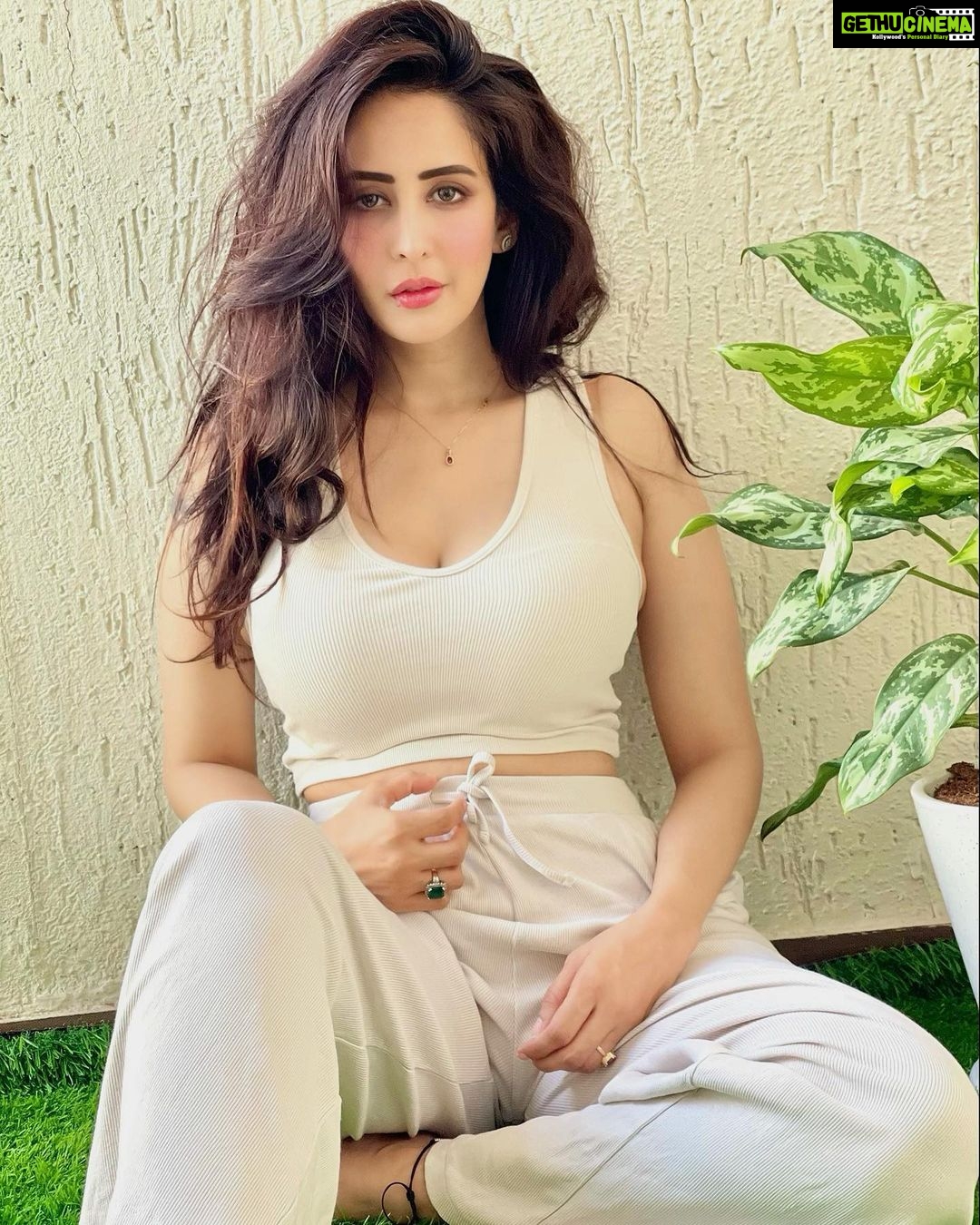 Chahatt Khanna Instagram - हम कुछ वक़्त के लिए मशरूफ़ क्या हुए , महफ़िल का मंज़र ही बदल गया .. #ckoriginal #ck #ckwrites #chahattkhanna #candid #home #garden #greenery #casual #summers #healthyhair #instagood #instagram #picoftheday Andheri West