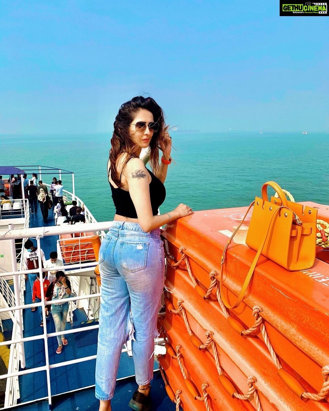 Chahatt Khanna Instagram - 🌊 sea blue #ck #candid #picoftheday #random #croptop #denim #sea #roro #sky #nature #opensky #beauty #fashion #style #fashionstyle #fashionblogger #travelblogger #chahattkhanna #girl #indian