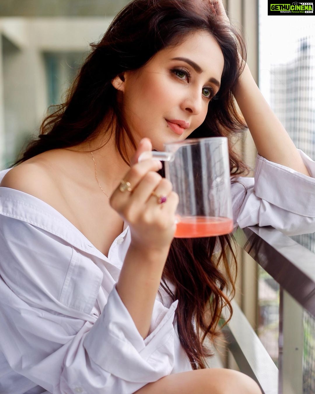 Chahatt Khanna Instagram - Sunday morning vibe π @karanhenry @stylistsony @sunny_makeup_artist #chahattkhanna #whiteshirt #morningvibes #sundaymorning #indian #girl #fashion #style #styleblogger #fresh #bestoftheday #picoftheday #happy #lightroom #nature #ck #ammarzogirl #simple #candid