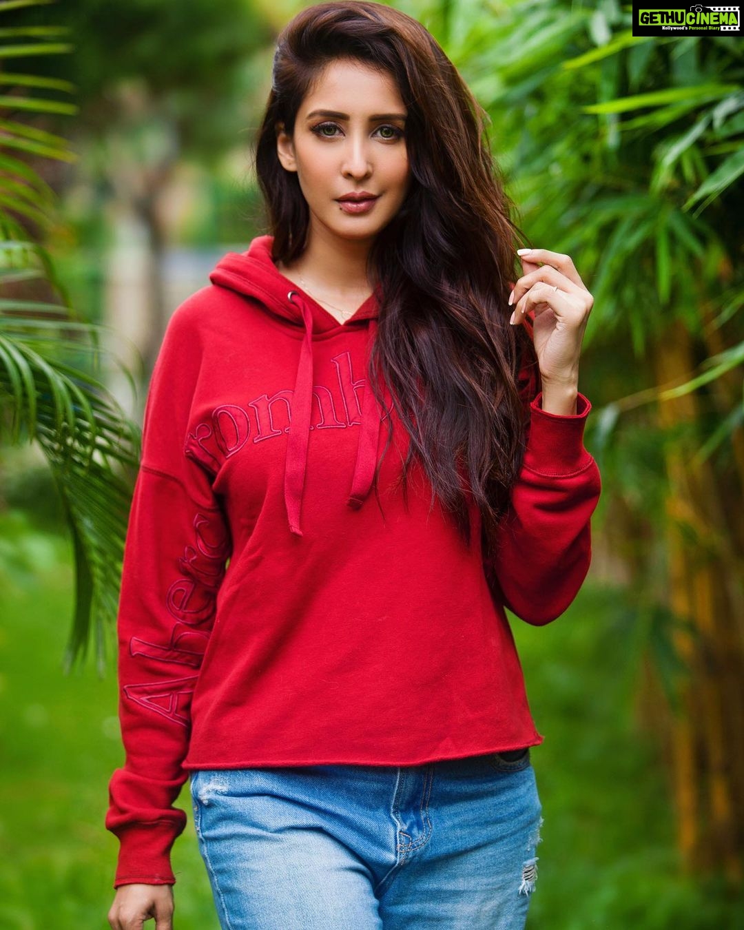 Chahatt Khanna Instagram - Colours of life 🌈❤️
