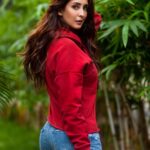 Chahatt Khanna Instagram - Save your shine , sunrise is on the way 🌟#ck #bestoftheday #nature #instadaily #style #chahattkhanna #fashion #fashionblogger team - @karanhenry @stylistsony @sunny_makeup_artist Mumbai, Maharashtra
