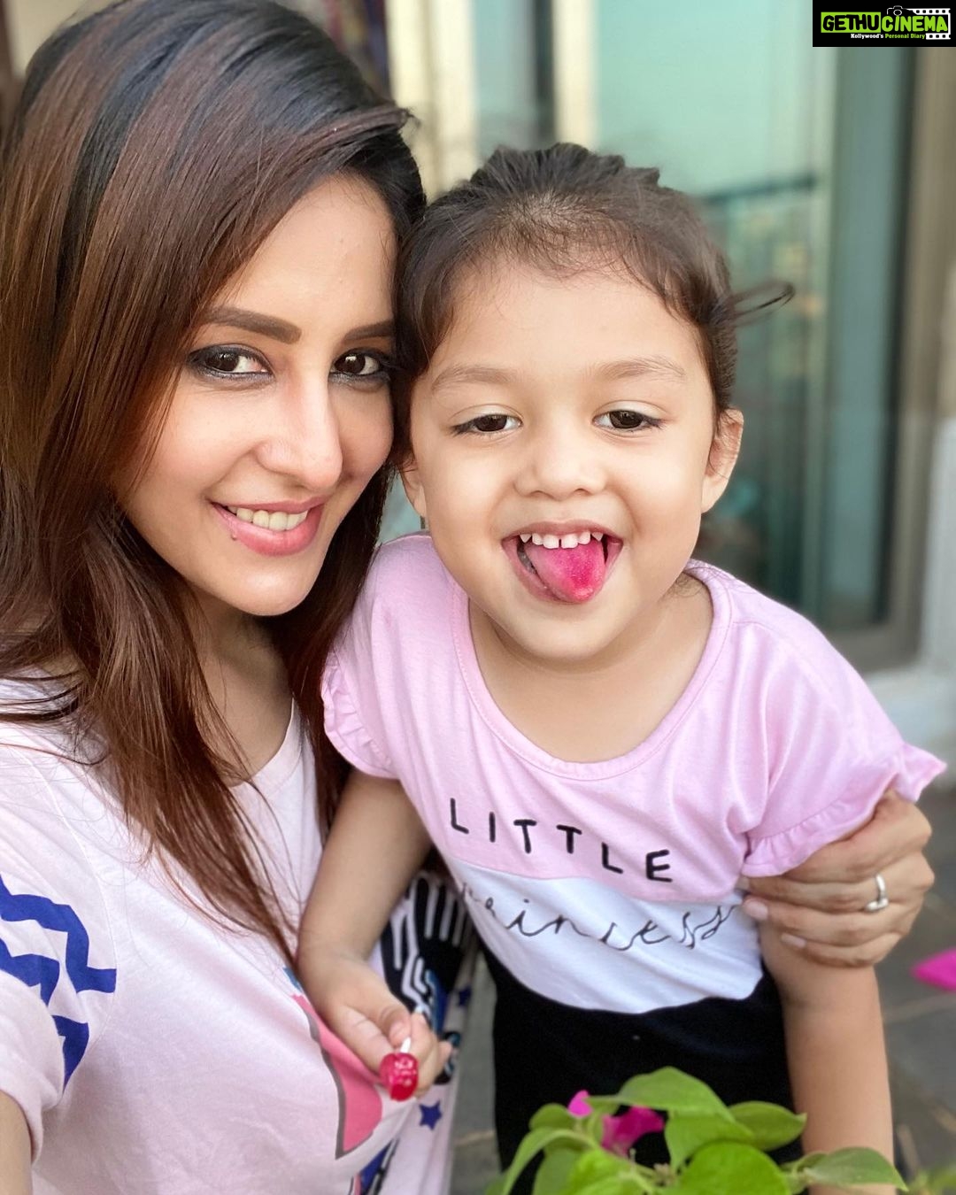 Chahatt Khanna Instagram - 🦄 #ManyWaysToCare #quarantinelife #quarantinelove #momlife #daughters #love #outdoors #babygirl #princess #queendom #mood #chahattkhanna #Zoharrkhanna #bigsister