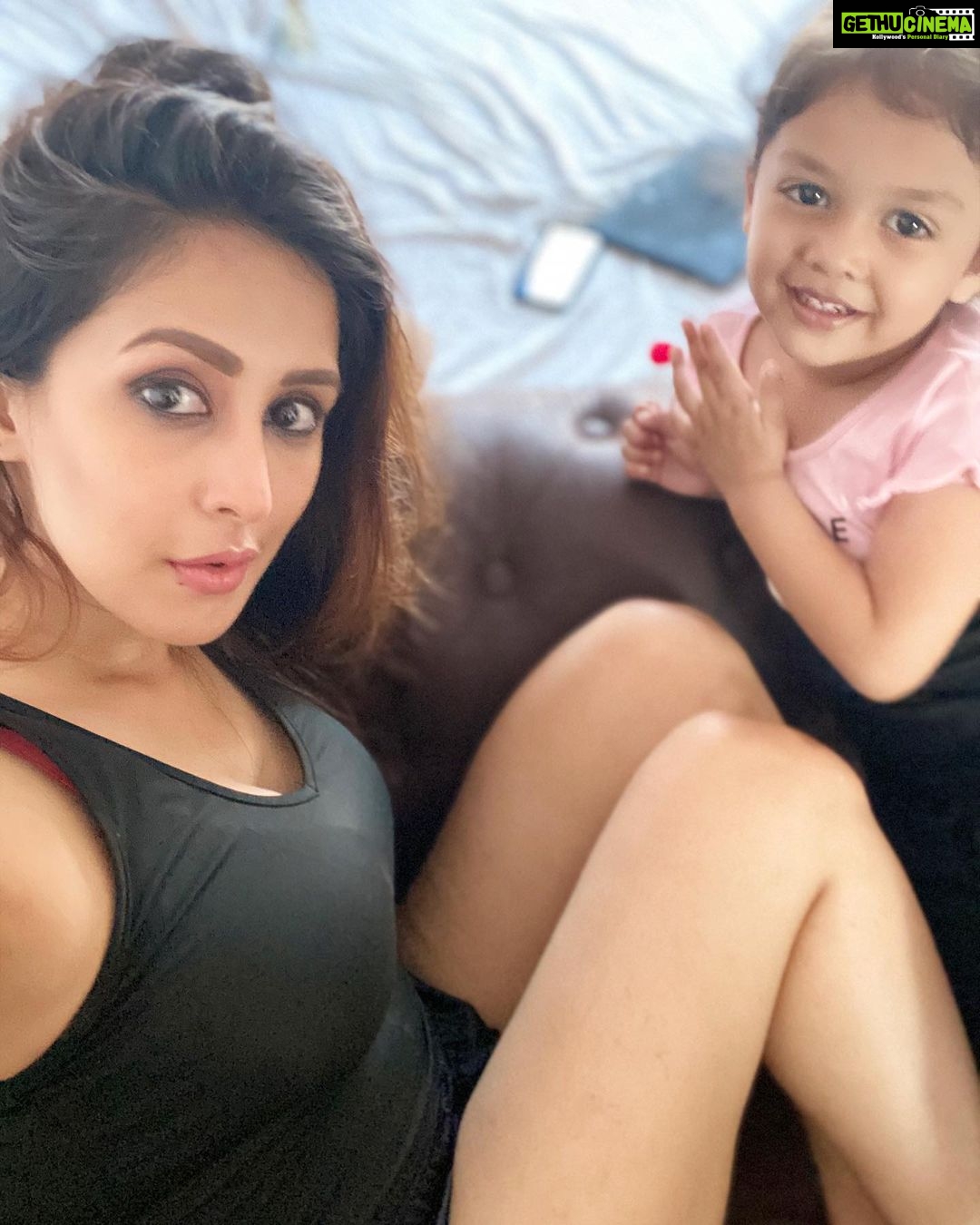 Chahatt Khanna Instagram - Iti si khushi 🍭🍫🌈 #momanddaughter #princess #babygirl #mothers #mumof2 #chahattkhanna #zoharr #singlemom #ManyWaysToCare