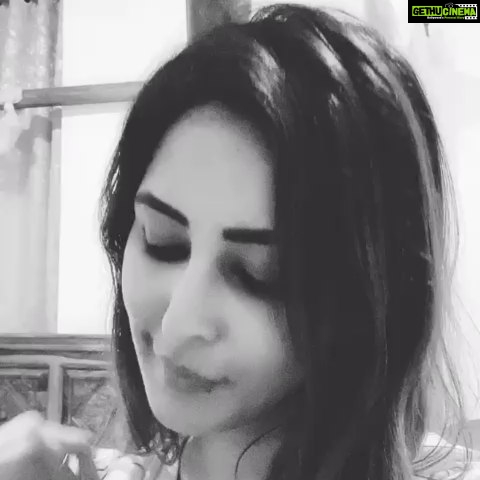 Chahatt Khanna Instagram - Malum nahi kaha Manzil.... 🤔 #chahattkhanna#blackandwhite