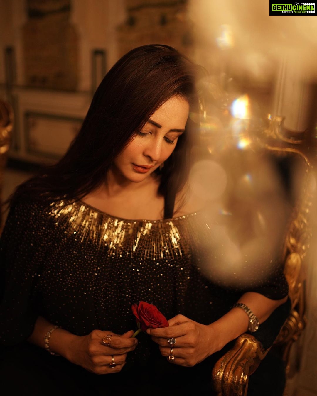 Chahatt Khanna Instagram - 🖤 outfit - @ammarzofashion #studiocollection