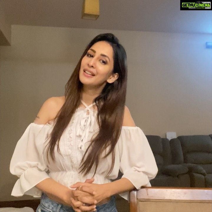 Chahatt Khanna Instagram - SWIPE LEFT to see the NIVEA video that inspired me to spend this valuable time at home teaching my daughter about mother nature. We planted seeds, we laughed so much and I had an amazing time with my baby. Make a video of what you are upto with ur kids and send in your videos with #HaveFunWithYourKids @niveaindia to share the care. #ManyWaysToCare #NIVEAForYou Oberoi Springs, Anderi west, Mumbai