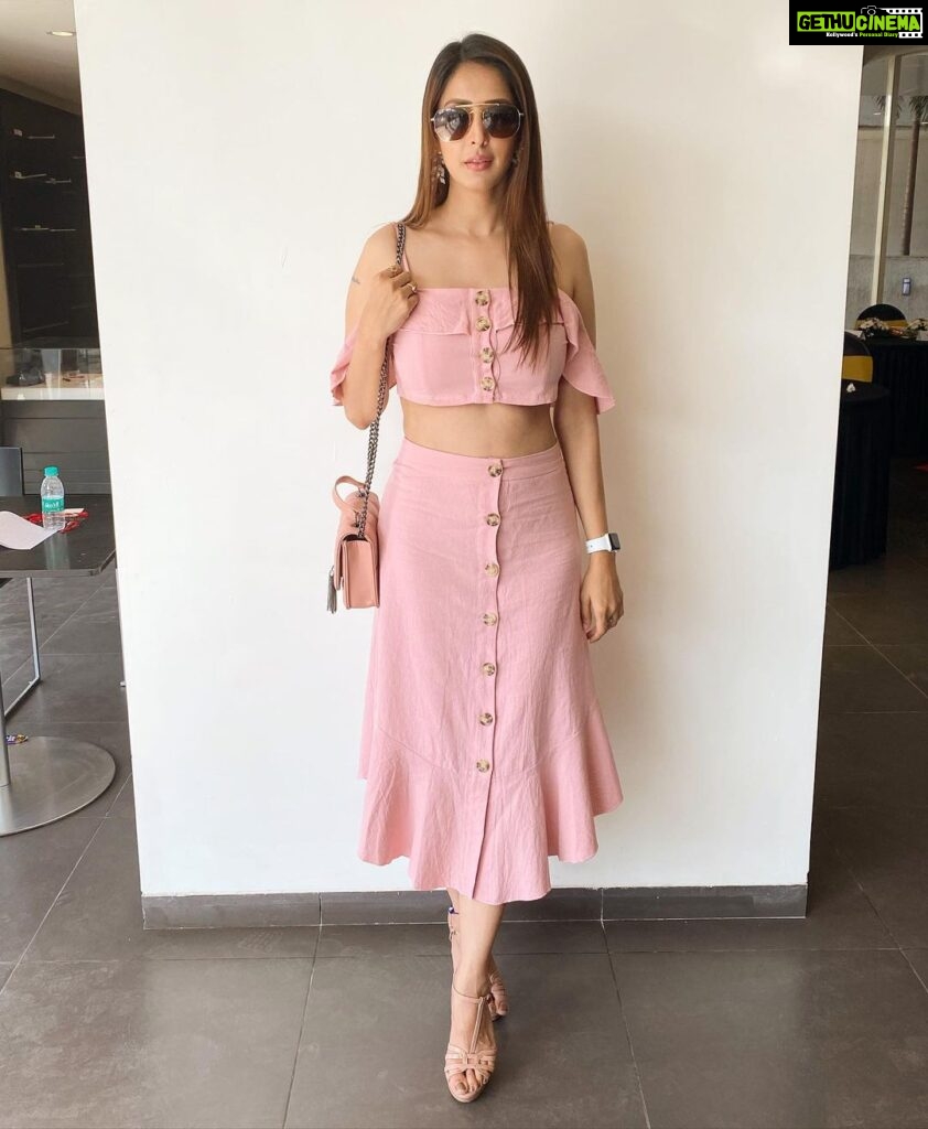 Chahatt Khanna Instagram - Love is pink 💖 So am I 🌸 @aspiringshe bagged #aspiringsheaward