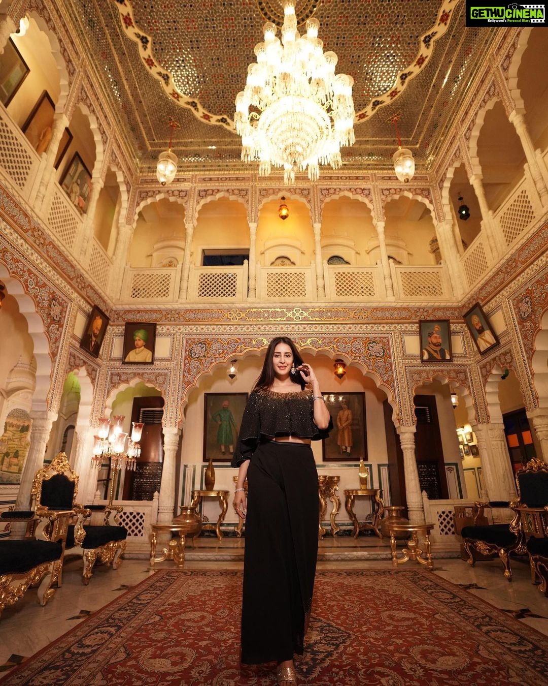 Chahatt Khanna Instagram - A glimpse of Royal touch Outfit- @ammarzofashion Location- @shahpurahotels #royal #heritage #chahatkhannna #beautiful #palace #fashion #indian