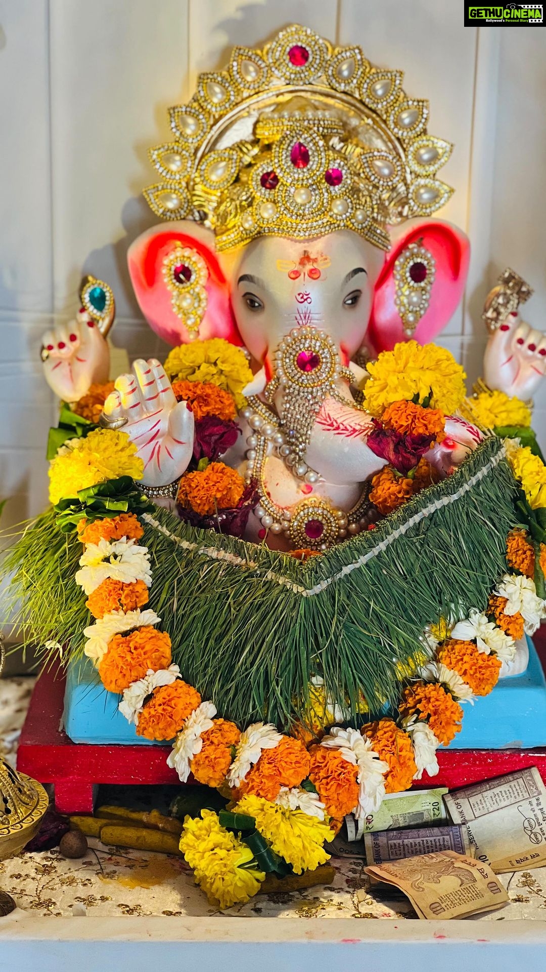 Chahatt Khanna Instagram - Last day of Ganpati at ours 🙏🏻 blessings ♥️