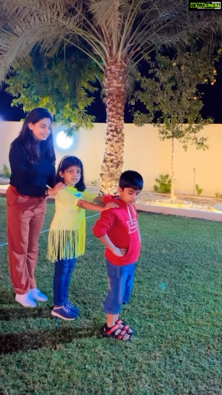 Chaitra Rai Instagram - It was a lot of fun dancing with these cute kiddos 😘🥰😍 #hetharth #Anvika @anusha.c.shetty @shetty_neha #penguin #dance #penguindance #with #cute #kids #fun #jump #masti #trending #trendingreels #trendingnow #trendingmusic #reelkarofeelkaro #reelsindia #reelitfeelit #reelsinstagram #instkids #viralvideos #wethree #thankful #chaithrarai17