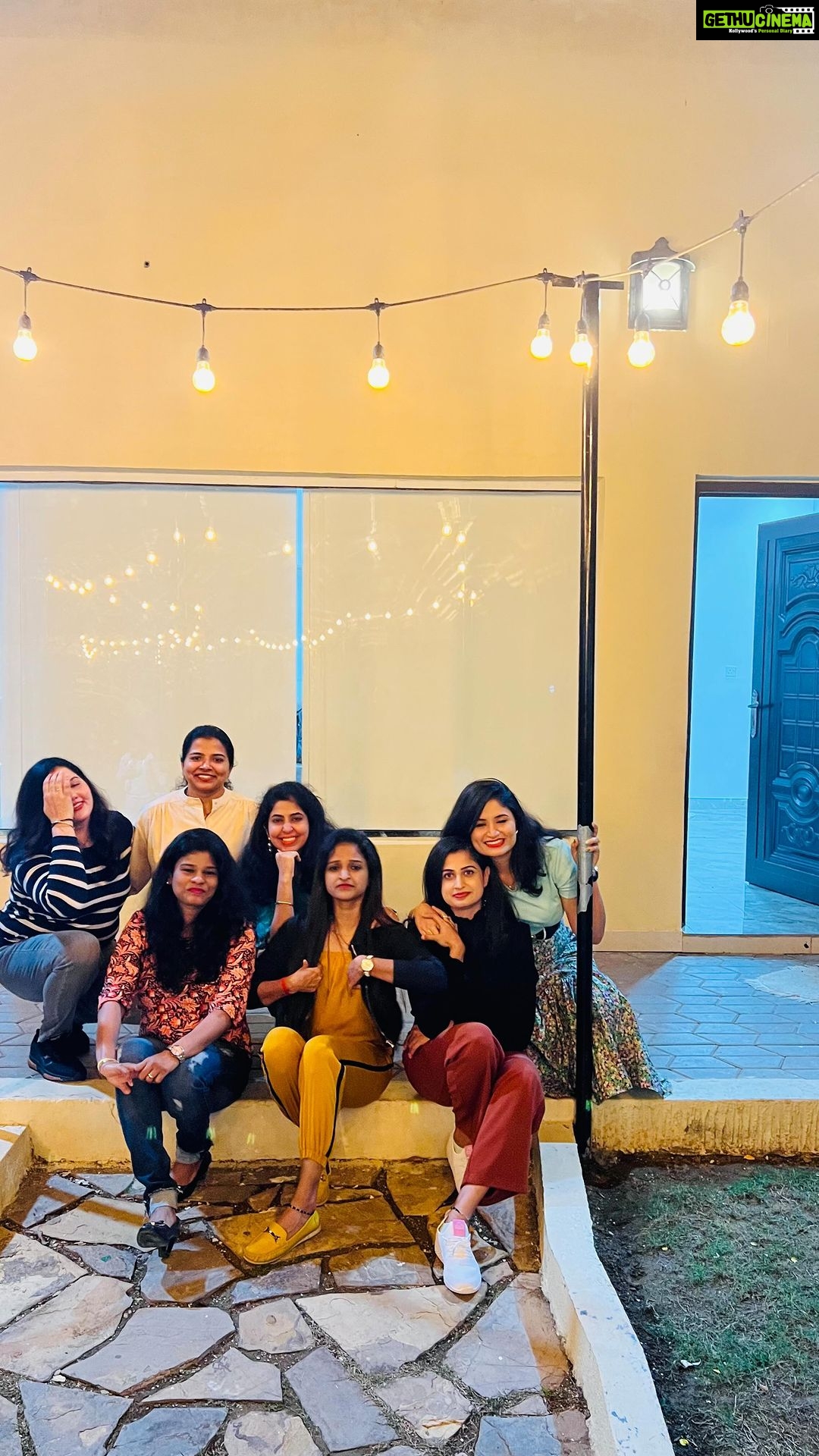 Chaitra Rai Instagram - Bolo Ta Ra Ra ♥️♥️♥️ Unlimited fun 🤩 💃🏻 👭 @akhila_sandeshrai @anusha.c.shetty @_archana_shetty_86 @shetty_neha #uthkalashetty #punjabi #panjabisong #happyfaces #we #gang #girls #bolotarara #fun #trending #trendingreels #trendingnow #trend #beats #reels #dance #dancereels #instagood #instamood #friends #friendship #happynewyear #2023 #thankful #chaithrarai17