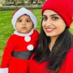 Chaitra Rai Instagram - ❤️🤶😘🧿 @nishkashetty_official #little #littlesanta #blessed #outdoor #outdoorphotography #momanddaughter #christmas #red #outfit #santaclaus #angel #cutiepie #photooftheday #merrychristmas #thankful #nishkashetty #chaithrarai17