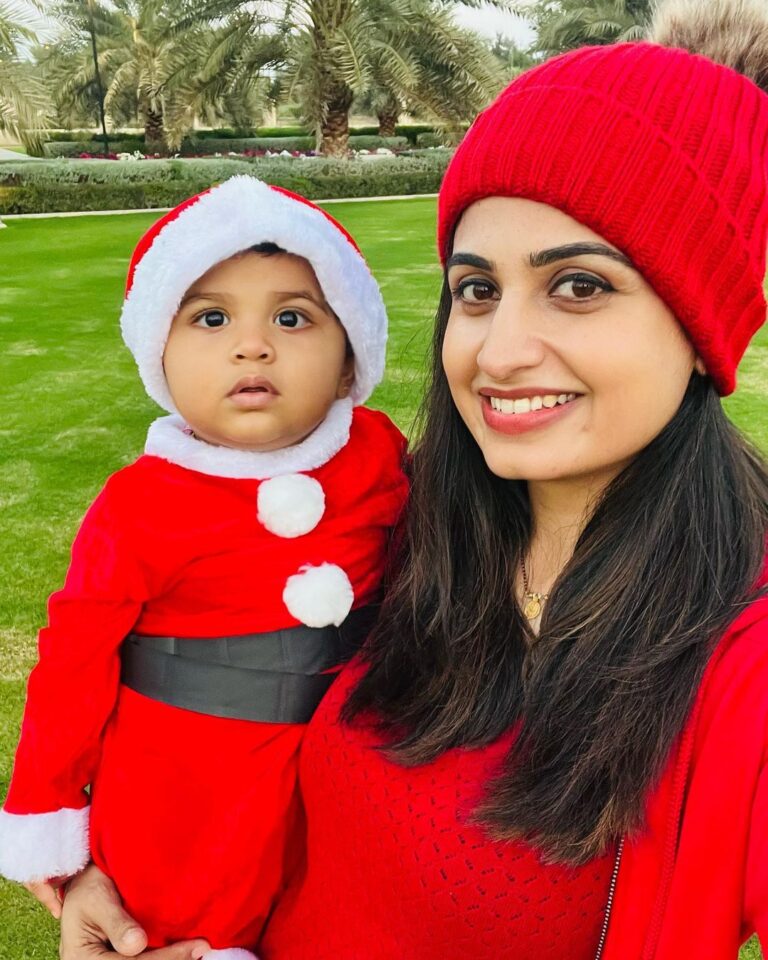 Chaitra Rai Instagram - ❤️🤶😘🧿 @nishkashetty_official #little #littlesanta #blessed #outdoor #outdoorphotography #momanddaughter #christmas #red #outfit #santaclaus #angel #cutiepie #photooftheday #merrychristmas #thankful #nishkashetty #chaithrarai17