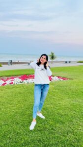 Chaitra Rai Instagram - Meeru chudadaniki manchivallagunnaru😄

#telugu #reels #reelkarofeelkaro #reelitfeelit #reelsinstagram #telugudialogues #dialogue #trendingreels #trending #trendingnow #timepass #beach #vibes #goodvibes #thankful #chaithrarai17