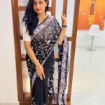 Chaitra Rai Instagram - Simplicity🖤 Saree: @sj_trends_and_fashion__ #saree #sareelove #fashion #sarees #sareelovers #onlineshopping #sareesofinstagram #sareefashion #sareedraping #indianwear #sareeblouse #india #ethnicwear #thankful #chaithrarai17