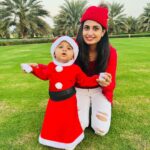 Chaitra Rai Instagram - ❤🤶😘🧿 @nishkashetty_official #little #littlesanta #blessed #outdoor #outdoorphotography #momanddaughter #christmas #red #outfit #santaclaus #angel #cutiepie #photooftheday #merrychristmas #thankful #nishkashetty #chaithrarai17