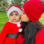 Chaitra Rai Instagram - ❤️🤶😘🧿 @nishkashetty_official #little #littlesanta #blessed #outdoor #outdoorphotography #momanddaughter #christmas #red #outfit #santaclaus #angel #cutiepie #photooftheday #merrychristmas #thankful #nishkashetty #chaithrarai17