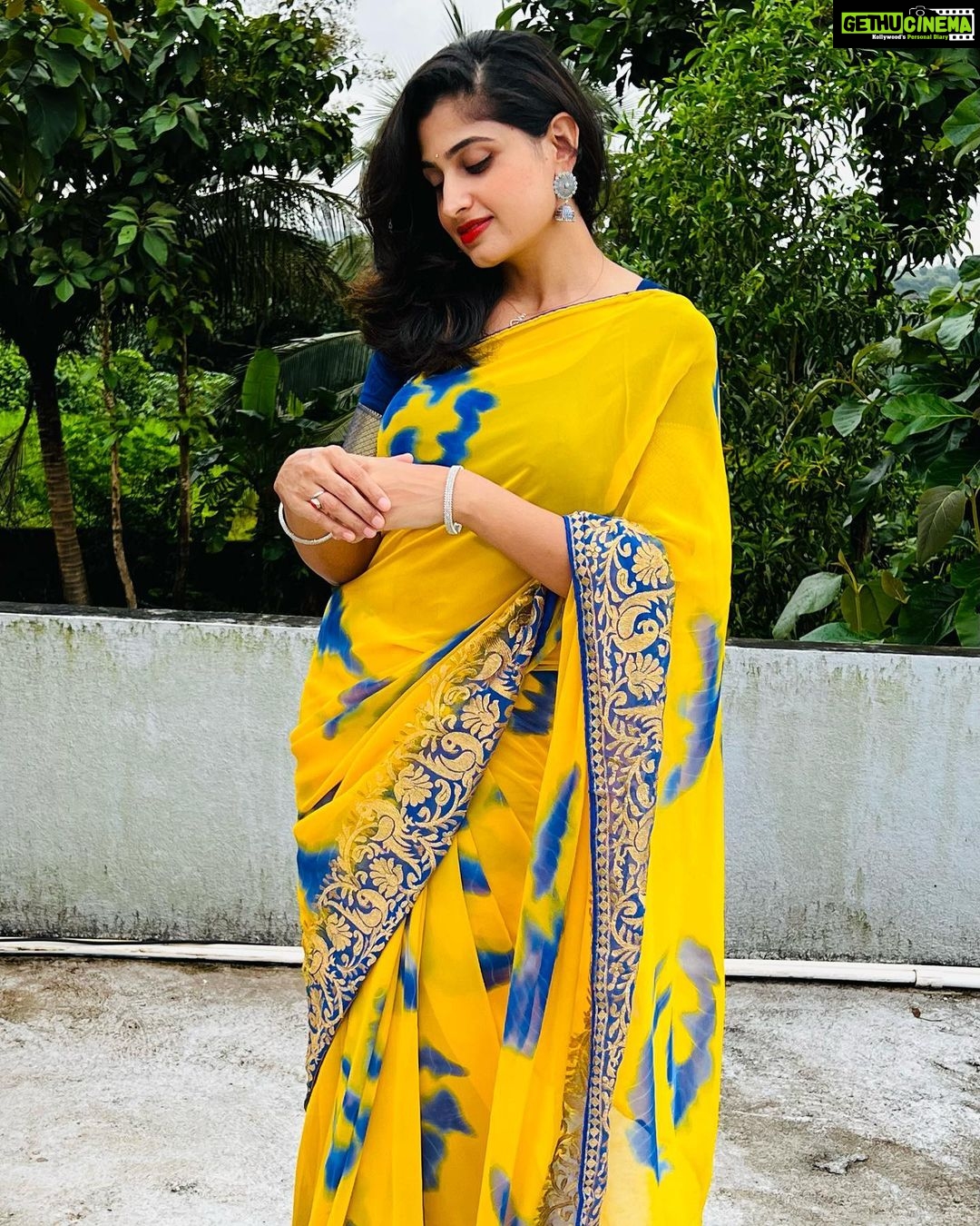 Chaitra Rai Instagram - ππ Saree: @saicollections49 Bangles: @shubhamjewellersandpearls Earrings: @shri_sai_collections_ #saree #sareelove #sareefashion #reels #yellow #blue #sareedraping #sareefashion #sareelovers #sareeblouse #mangalore #udupi #hyderabad #muscat #trending #post #thankful #thankfulthursday #chaithrarai17