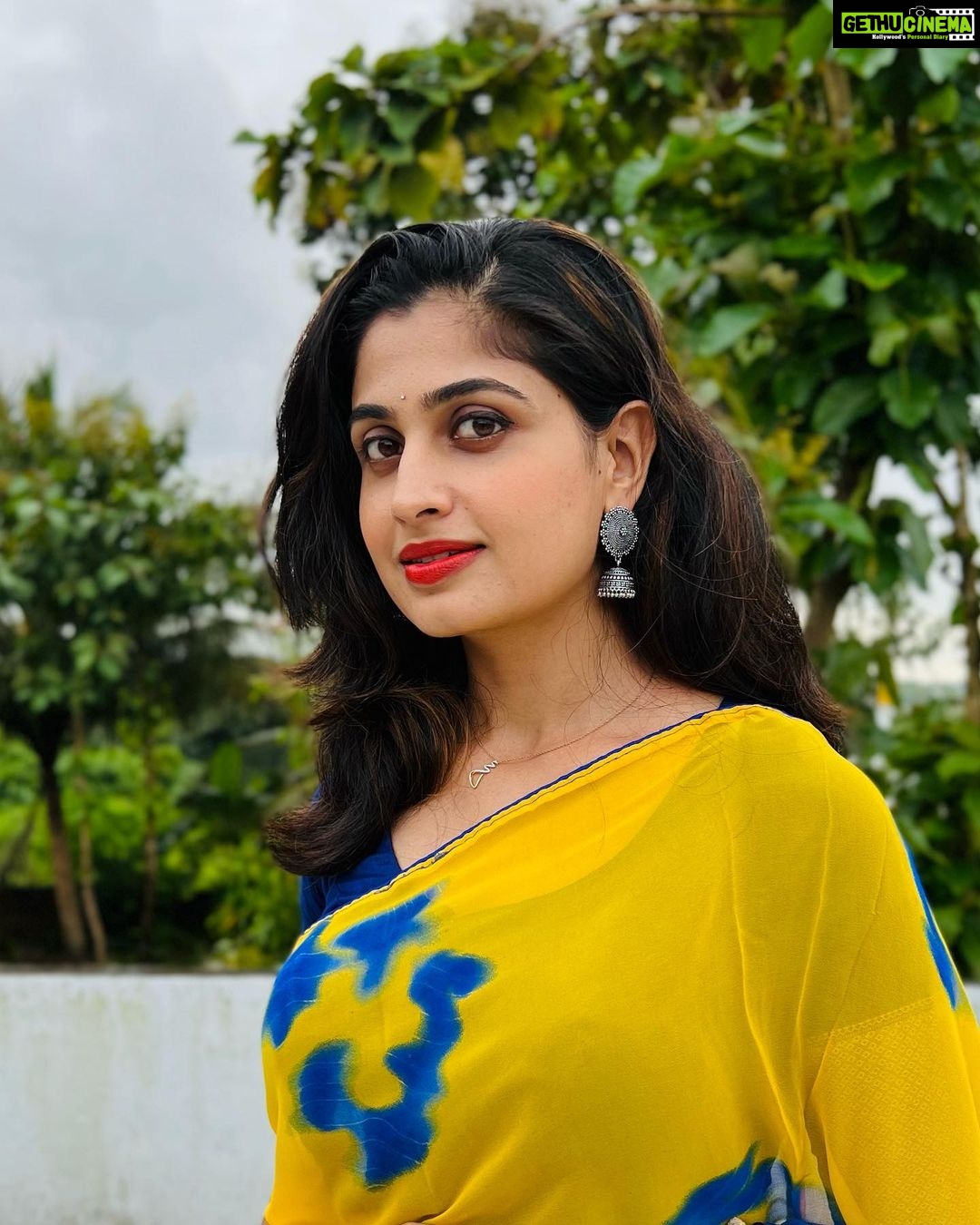 Chaitra Rai Instagram - ππ Saree: @saicollections49 Bangles: @shubhamjewellersandpearls Earrings: @shri_sai_collections_ #saree #sareelove #sareefashion #reels #yellow #blue #sareedraping #sareefashion #sareelovers #sareeblouse #mangalore #udupi #hyderabad #muscat #trending #post #thankful #thankfulthursday #chaithrarai17