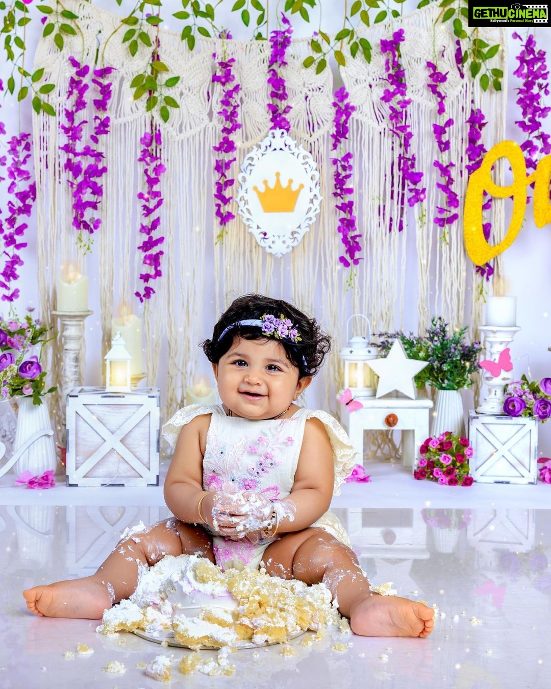 Chaitra Rai Instagram - Hii,Don’t mind me here, Just smashing this cake 🎂 All smiles for this little cake smasher @nishkashetty_official 🥰🧿♥️ #latepost 📸: @tirokiddography ♥️ #cakesmash #first #firstbirthday #cake #smash #one #oneyearold #babygirl #princess #latepost #creatingmemories #cakesmashphotography #mangalore #udupi #hyderabad #muscat #thankful #nishkashetty #chaithrarai17 Mangalore, Karnataka, India