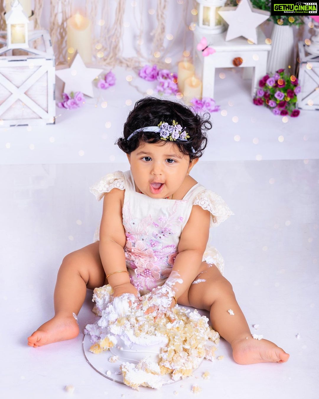 Chaitra Rai Instagram - Hii,Don’t mind me here, Just smashing this cake 🎂 All smiles for this little cake smasher @nishkashetty_official 🥰🧿♥️ #latepost 📸: @tirokiddography ♥️ #cakesmash #first #firstbirthday #cake #smash #one #oneyearold #babygirl #princess #latepost #creatingmemories #cakesmashphotography #mangalore #udupi #hyderabad #muscat #thankful #nishkashetty #chaithrarai17 Mangalore, Karnataka, India