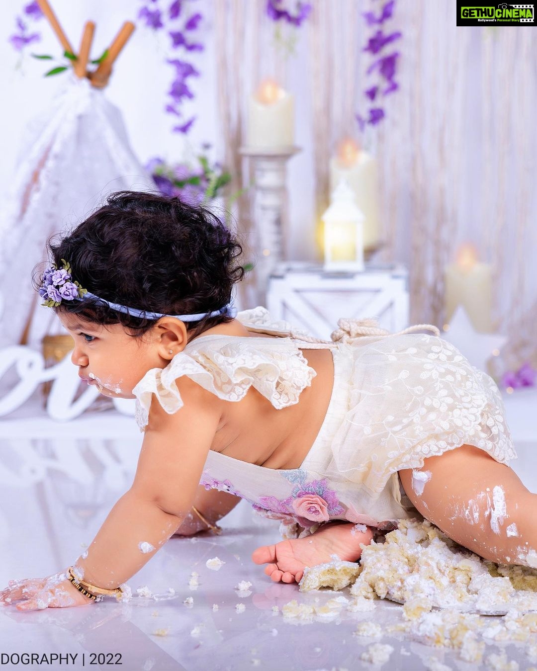 Chaitra Rai Instagram - Hii,Don’t mind me here, Just smashing this cake 🎂 All smiles for this little cake smasher @nishkashetty_official 🥰🧿♥️ #latepost 📸: @tirokiddography ♥️ #cakesmash #first #firstbirthday #cake #smash #one #oneyearold #babygirl #princess #latepost #creatingmemories #cakesmashphotography #mangalore #udupi #hyderabad #muscat #thankful #nishkashetty #chaithrarai17 Mangalore, Karnataka, India