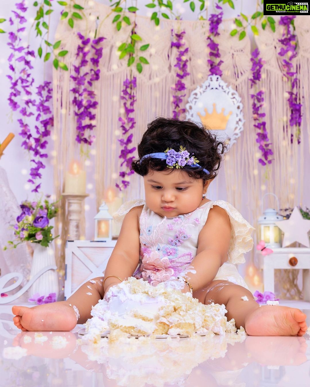 Chaitra Rai Instagram - Hii,Don’t mind me here, Just smashing this cake 🎂 All smiles for this little cake smasher @nishkashetty_official 🥰🧿♥️ #latepost 📸: @tirokiddography ♥️ #cakesmash #first #firstbirthday #cake #smash #one #oneyearold #babygirl #princess #latepost #creatingmemories #cakesmashphotography #mangalore #udupi #hyderabad #muscat #thankful #nishkashetty #chaithrarai17 Mangalore, Karnataka, India