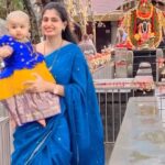 Chaitra Rai Instagram - Hii family 🥰🙏🏻 How’s Nishka’s new look? @nishkashetty_official 👗: Nishka’s beautiful traditional dress by @asvi_designers ♥️🥰 My saree: @shri_sai_collections_ #puttuventrukalu #hairtonsure #hairtonsureceremony #pattulanga #pattupavadai #newlook #dharmasthala #manjunatheshwara #southadka #southadkaganapathi #temple #gundu #baby #reels #traditional #traditionalwear #trending #thankful #nishkashetty #mangalore #kudla #udupi #chaithrarai17